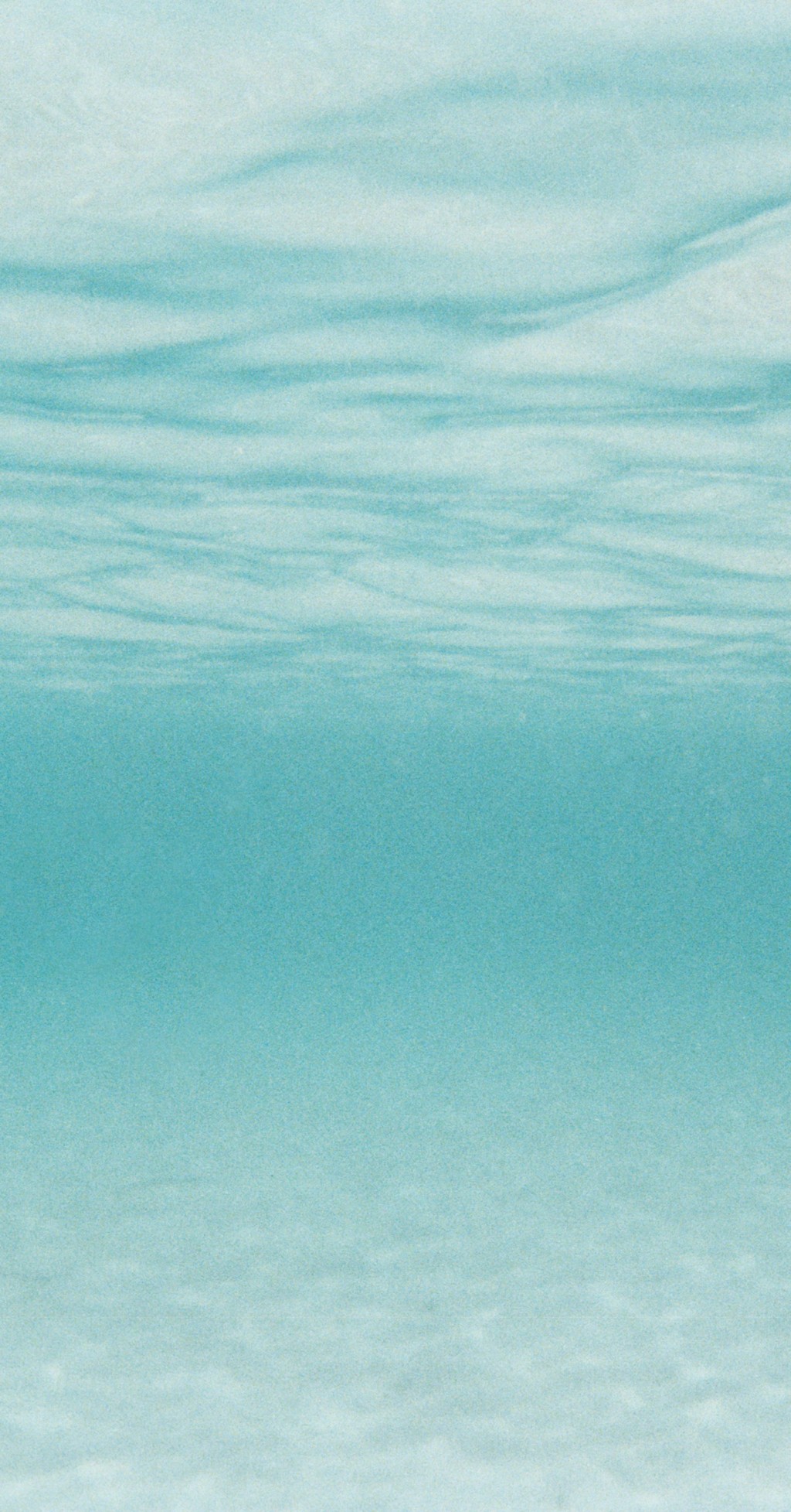 C'est la photo du fond d'une piscine. Donc la photo estbleu clair avec des ondes en haut et le reflet en bas.